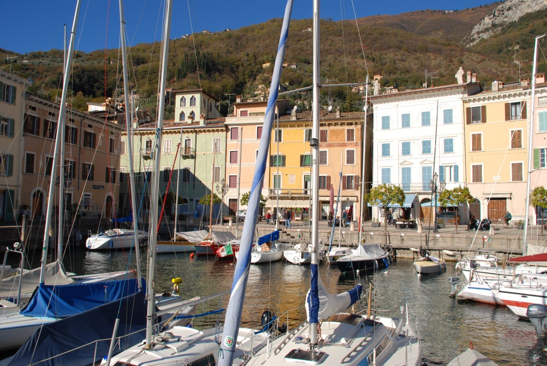 Gargnano, Seepromenade, Hafen, oben links Musaga